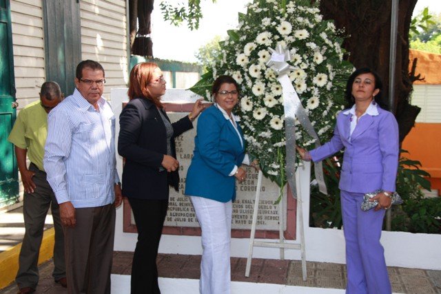 Entrega Floral en la plaza 26 de Julio